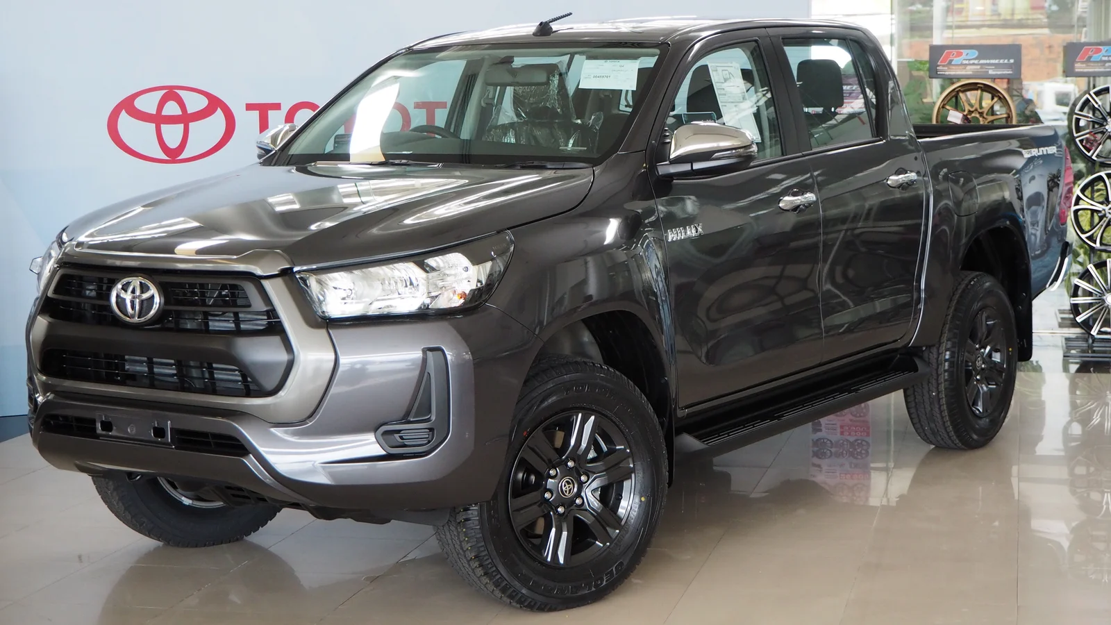 Toyota Hilux double-cab — Toyota Hilux Revo (contoh model)